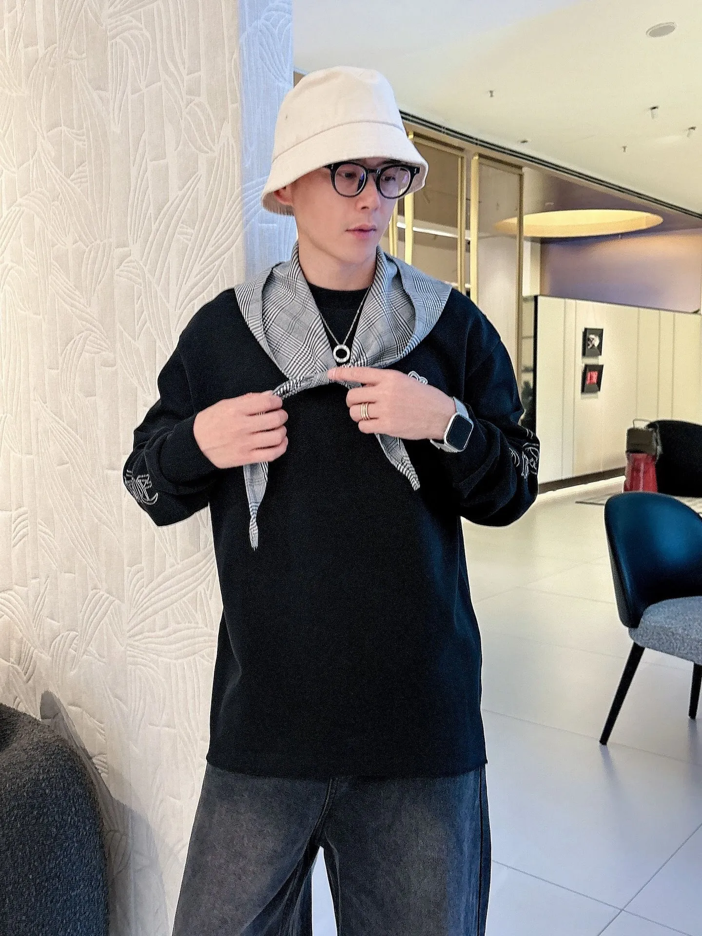 Pants P 470💰. Clothes P 408💰ChromeHearts Chrome Heart Round Neck Sweater Long Sleeve The pursuit of quality guarantees the absolute quality! Using double-sided cotton fabric, the texture is clearly visible, the texture is soft, delicate and smooth, custom three-dimensional embroidery ➕ patchwork and leather craftsmanship, full of drape! The workmanship is fine and the shoulder lines are smooth. All imported chain machines are used to make the shoulder rolling strips. It has a certain thickness and is not made of cheap material but has a shiny feel that is comfortable and not tight on the upper body. It is the most avant-garde street item that can be easily matched by both men and women!  Color: black white Size: m-3xl Style number: 3582